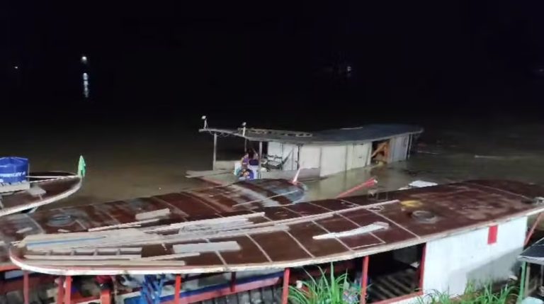 VÍDEO: Barco com 10 mil litros de açaí naufraga, no AM