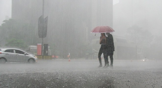 Inmet emite alerta para chuvas intensas em quase todo o país; confira