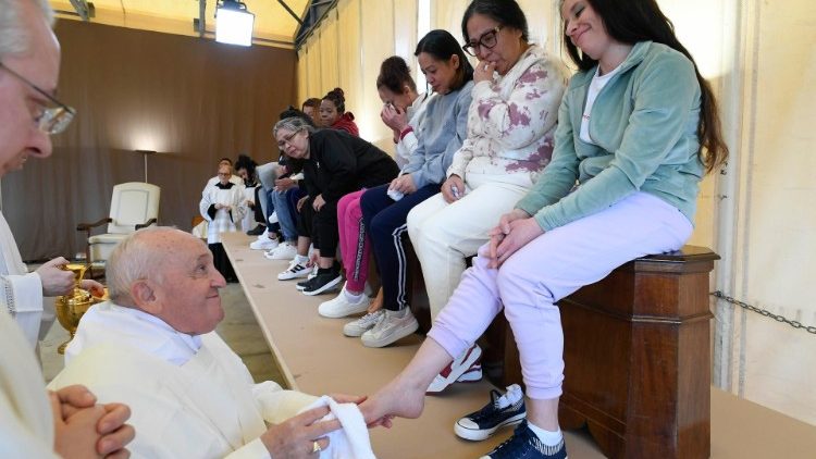 Papa Francisco lava pés de detentas em presídio feminino de Roma Papa Francisco lava pés de detentas em presídio feminino de Roma