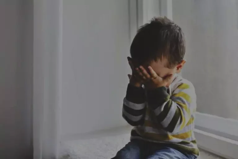 Proposta endurece punição para crimes sexuais contra menores e proíbe condenados de trabalhar com crianças