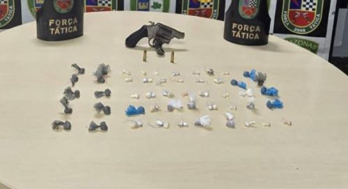 Criminosos fogem e deixam arma e drogas para trás ao perceberem viatura da polícia, em Manaus