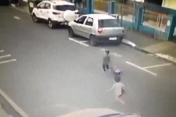 VÍDEO: Crianças fogem de creche em Santa Catarina