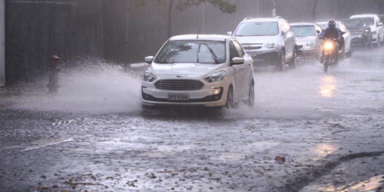 VÍDEO: Chuva forte deixa vias alagadas em Belo Horizonte