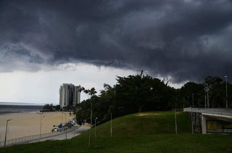 Defesa Civil de Manaus registra três ocorrências por conta da chuva, nesta segunda (18)