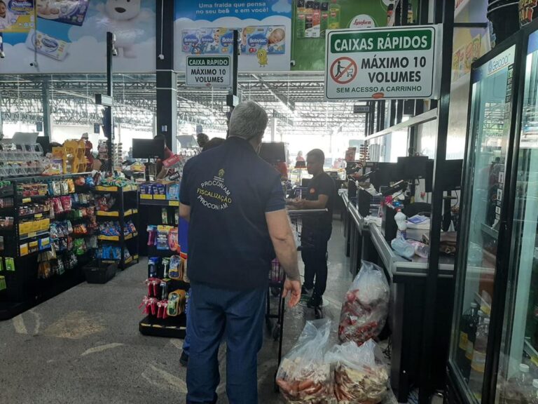 Supermercado é autuado por vendas de produtos impróprios para o consumo, em  Manaus