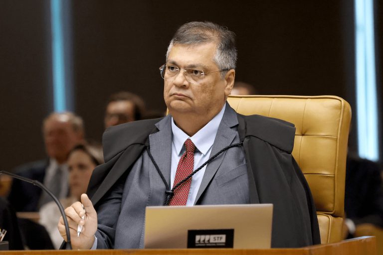 Defesa de réus do 8 de Janeiro pede impedimento de ministro Flávio Dino