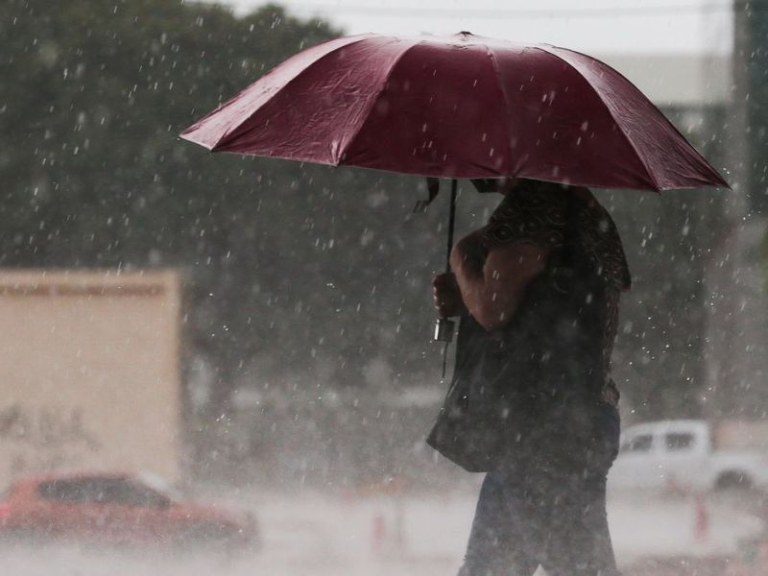 Inmet emite alerta e Manaus tem previsão de chuvas com ventos de até 100 km/h