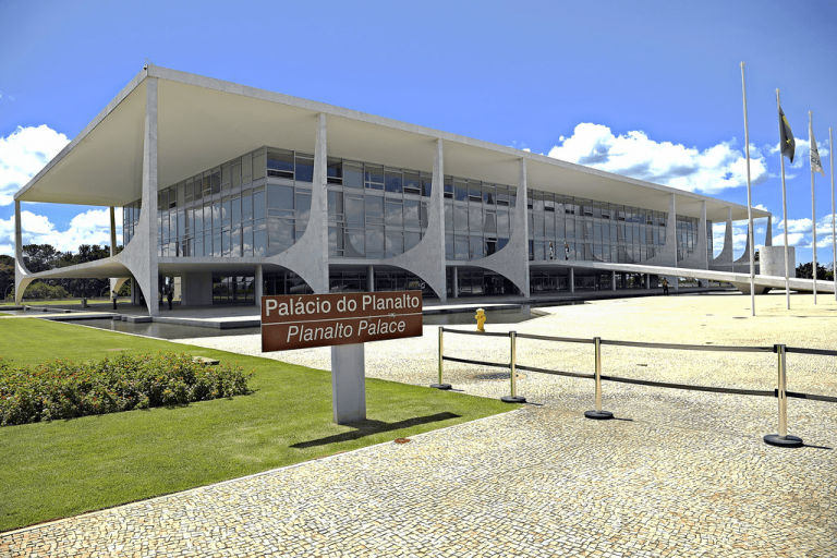 Governo encontra móveis do Alvorada após Lula culpar Bolsonaro e comprar novas peças de luxo