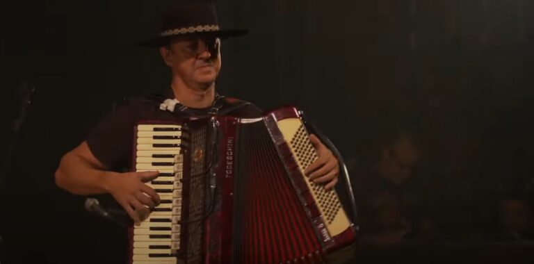 Morre aos 58 anos João Vicenti, gaiteiro e tecladista da banda Nenhum de Nós