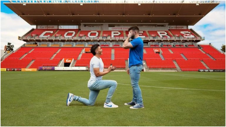 Jogador que se assumiu homossexual pede namorado em casamento no estádio