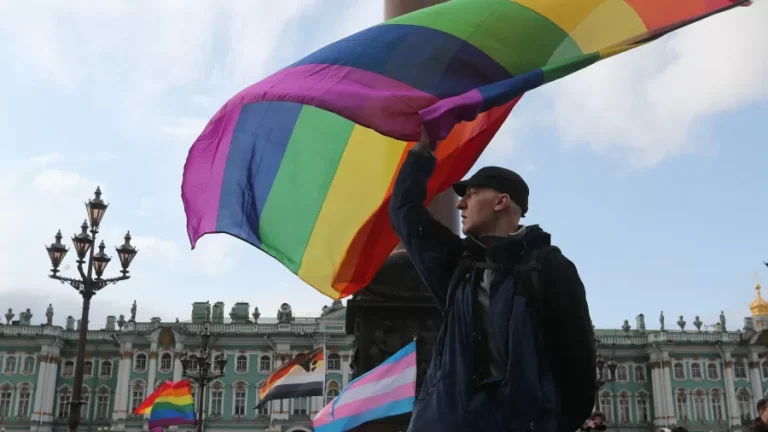 Acusados de “extremismo LGBTQIA+”: gerentes de bar são detidos na Rússia