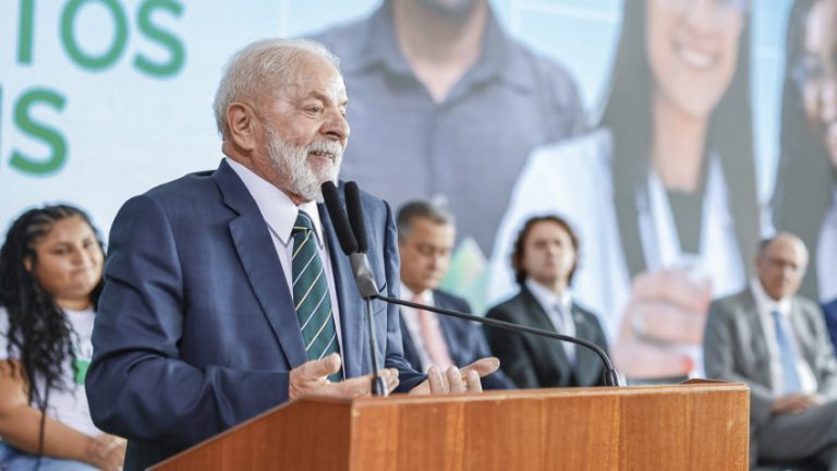 Lula diz que com salário mulher pode comprar batom e calcinha   