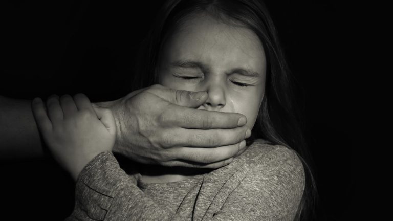 Menina relata que era abusada há 2 anos pelo companheiro do pai diagnosticado com HIV Menina relata que era abusada há 2 anos pelo companheiro do pai diagnosticado com HIV
