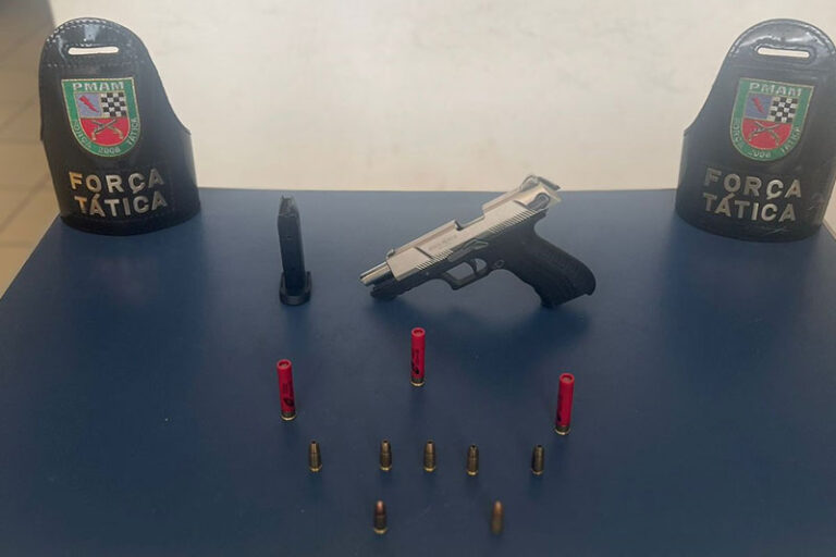 Homem é preso com arma após tentar agredir companheira em Tonantins