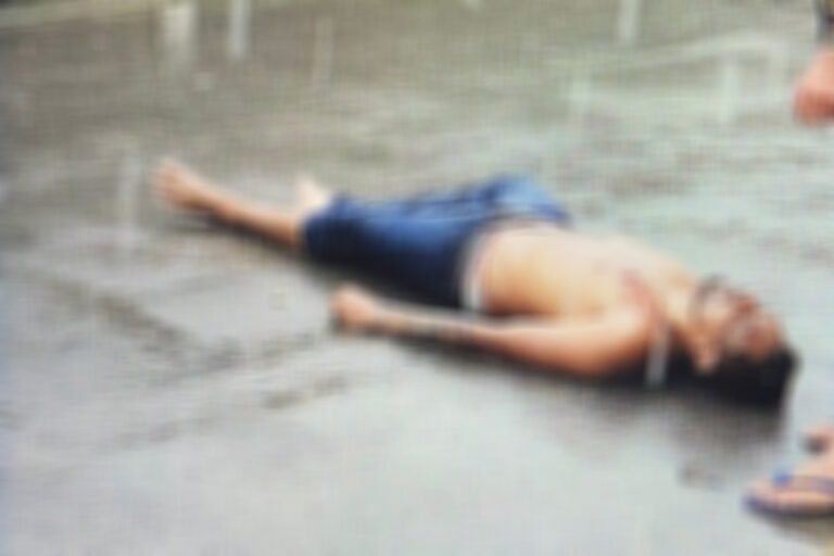 VÍDEO: Homem cai morto em rua alagada após receber facada no peito, em Manaus