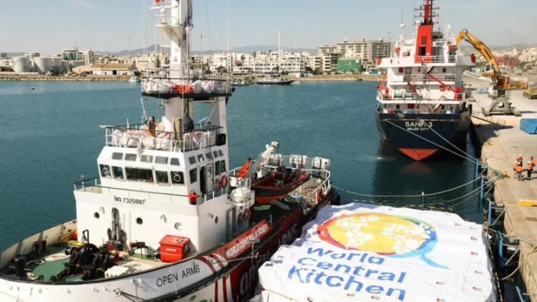 Primeiro navio com ajuda humanitária chega à Faixa de Gaza