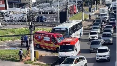 VÍDEO: Mulher sofre convulsão dentro de coletivo e passageiros se desesperam, em Manaus