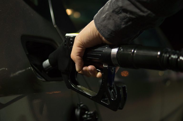 Estados Unidos: mulher aplica golpe em posto e gasta 28 mil litros de gasolina de graça