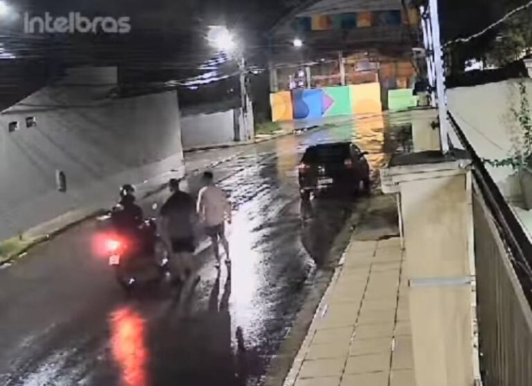 VÍDEO: Assaltante tenta roubar casal de amigos e termina espancado, em Manaus
