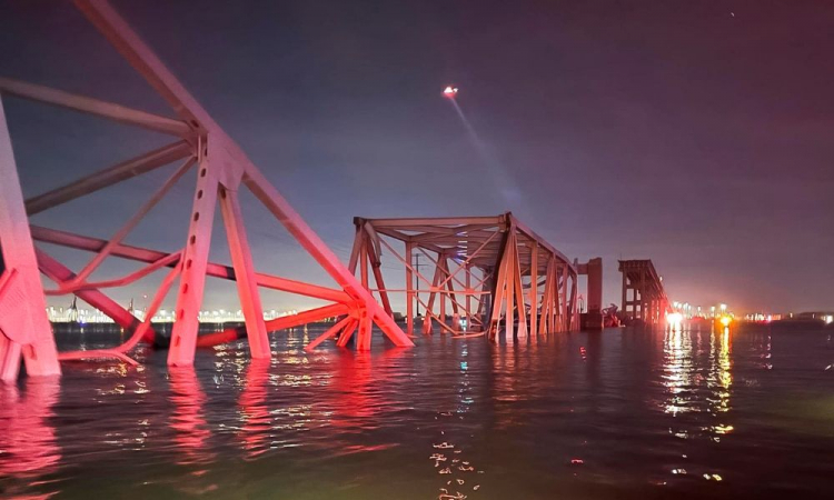 Guarda-costeira suspende busca por 6 desaparecidos após queda de ponte nos EUA