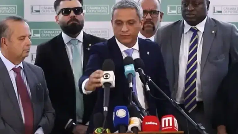 Deputado Delegado Caveira coloca microfone da Globo no chão e Gustavo Gayer afirma: “imprensa lixo”