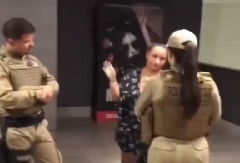 VÍDEO: Mulher é presa por racismo em sessão de "Bob Marley"; diz que havia "muito preto no cinema"