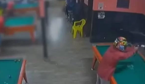 VÍDEO: Homem é executado em bar enquanto jogava sinuca, em Goiás