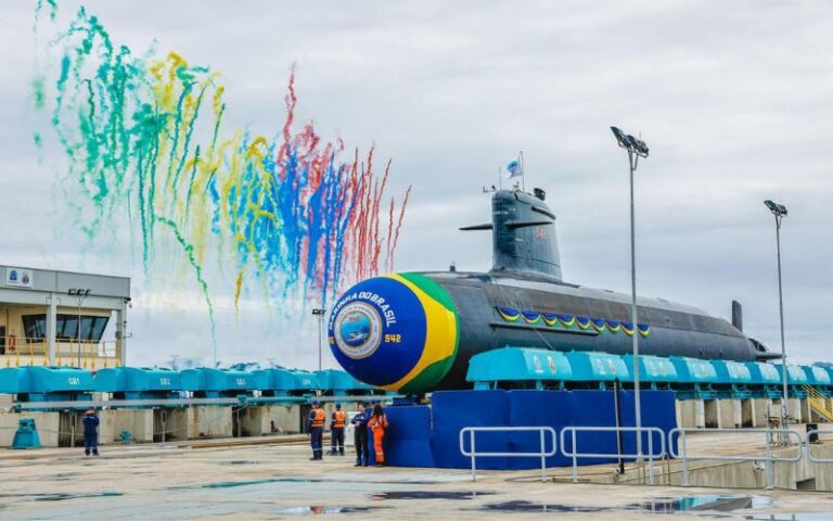 Lula quer cooperação de França para submarino nuclear no Brasil
