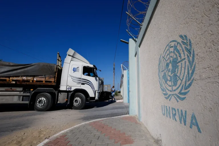 Após semanas, comboio de ajuda humanitária chega em Gaza