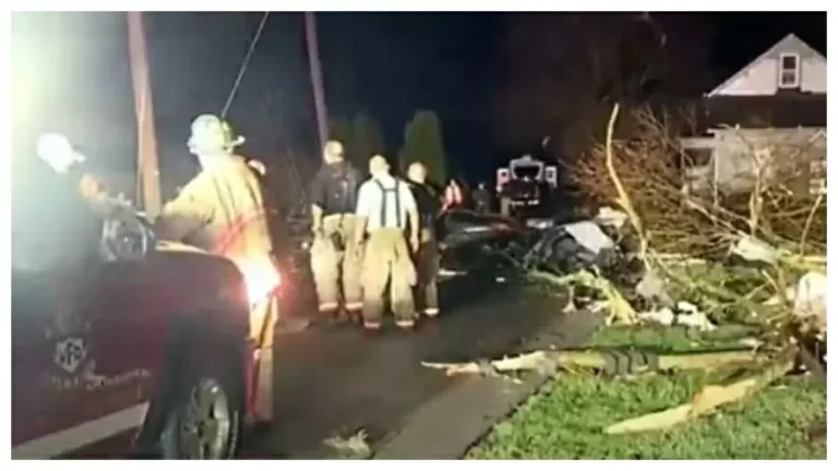 VÍDEO: Tornado mata três pessoas em parque de trailers, nos Estados Unidos VÍDEO: Tornado mata três pessoas em parque de trailers, nos Estados Unidos