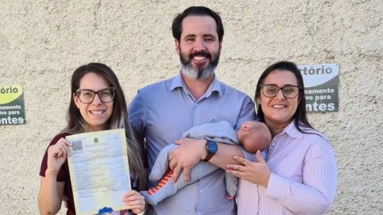 Trisal consegue na Justiça direito de registrar filho com nome das duas mães e do pai