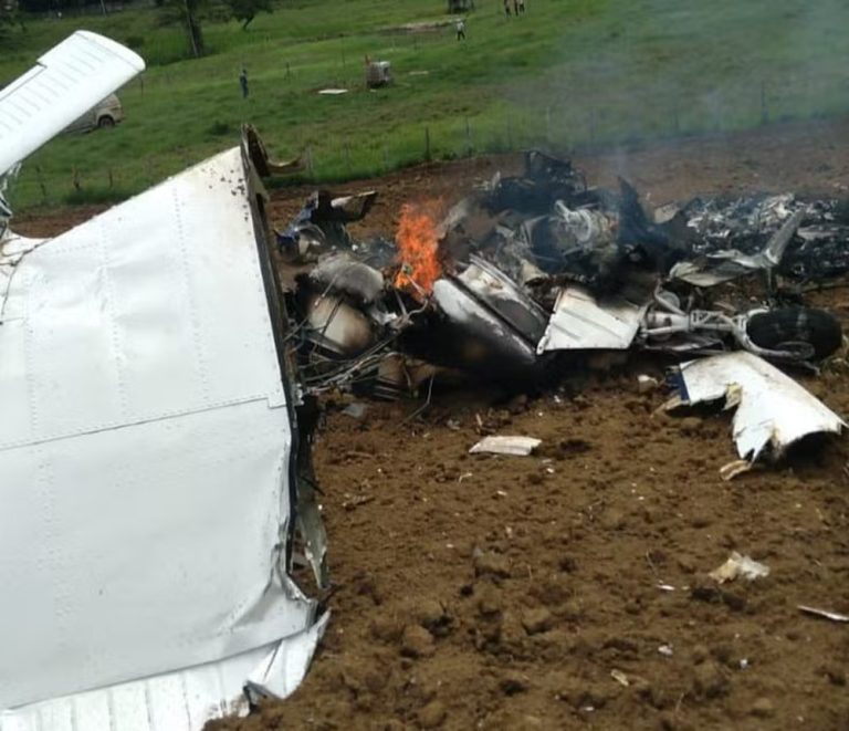 Avião de pequeno porte cai no interior da Bahia e piloto morre