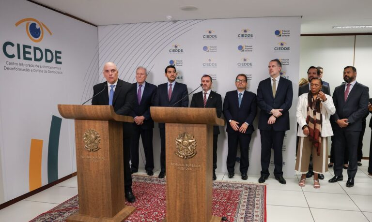 TSE, AGU e PF assinam acordo contra fake news nas eleições: "Lavagem cerebral do mal", diz Moraes