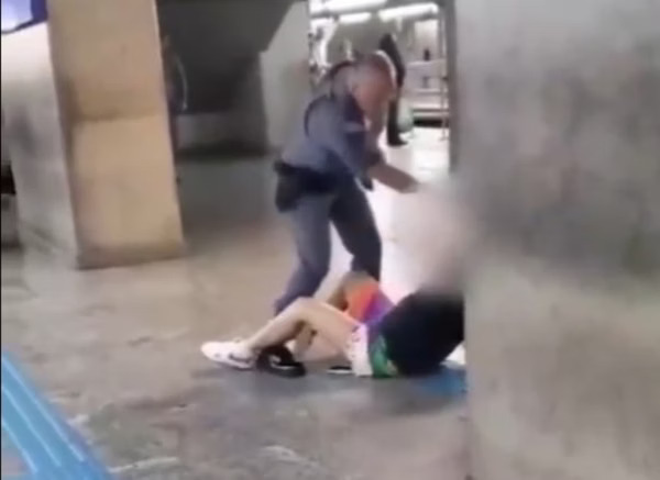 VÍDEO: PM é filmado dando tapa no rosto de mulher em estação de metrô em SP