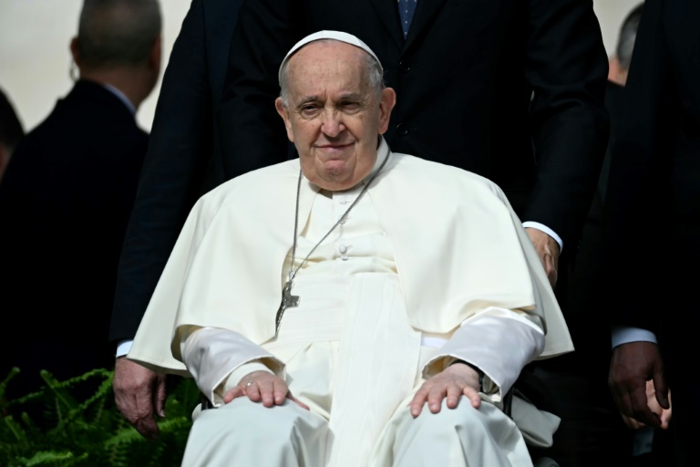 Após diagnóstico de pneumonia dupla, Papa Francisco tem noite tranquila, diz Vaticano