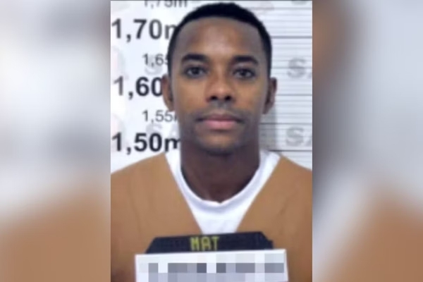 Preso por estupro, Robinho estreia pedaladas em futebol de cadeia, em São Paulo
