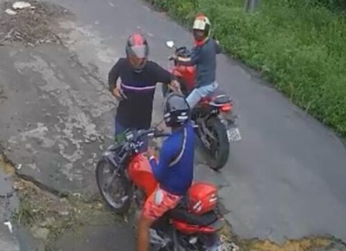 VÍDEO: Motociclista é surpreendido por dupla e tem celular roubado, em Manaus