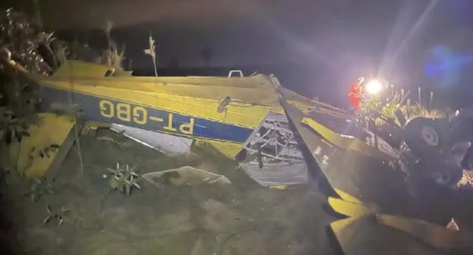 Avião cai e fica de cabeça para baixo em MG