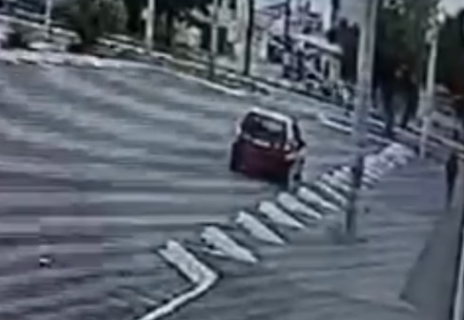 VÍDEO: Homem é flagrado se masturbando em frente escola no DF