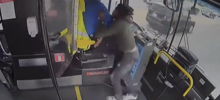 VÍDEO: Homem ataca motorista, ônibus fica sem controle e bate, nos Estados Unidos
