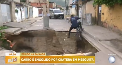 VÍDEO: No RJ, ciclista cai em cratera durante reportagem