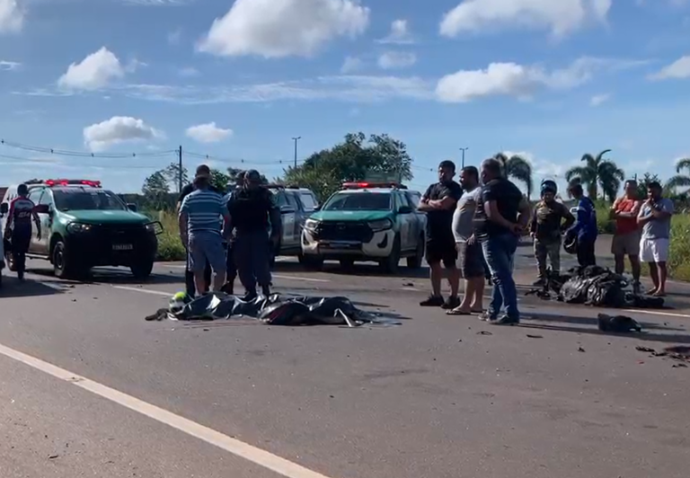 VÍDEOS: Acidente entre carro e duas motos deixa uma pessoa morta em Manaus