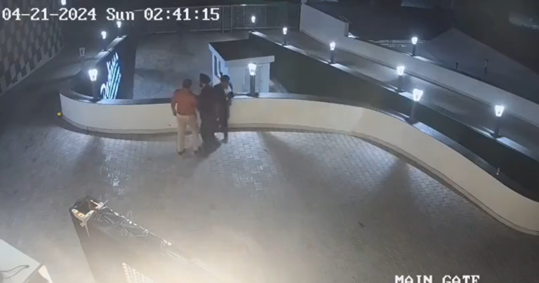 VÍDEO: Na índia, homem é jogado de terraço em casamento