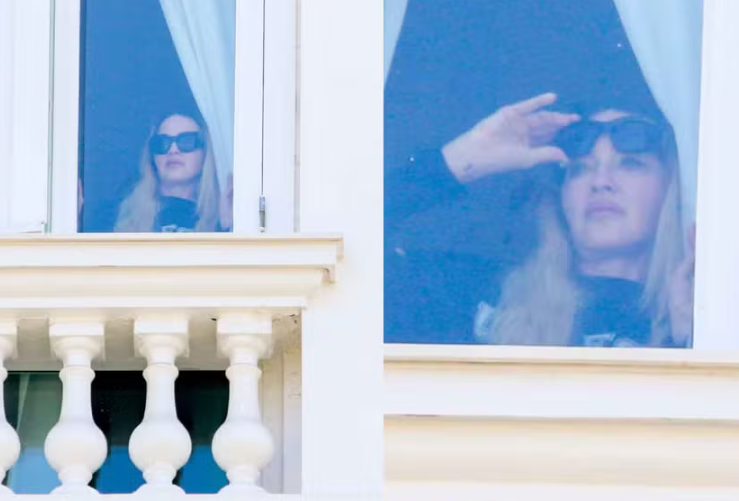 Madonna é flagrada apreciando a praia de Copacabana em janela de hotel