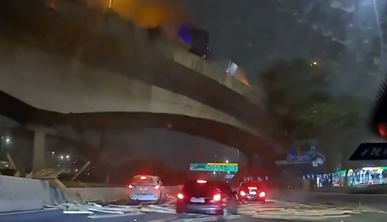 VÍDEO: Caminhão tomba em viaduto e parte de carga despenca em cima de carros em SP