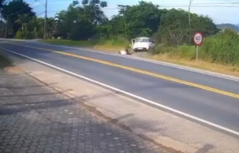 VÍDEO: Após briga entre casal, carro cai de ribanceira em SC
