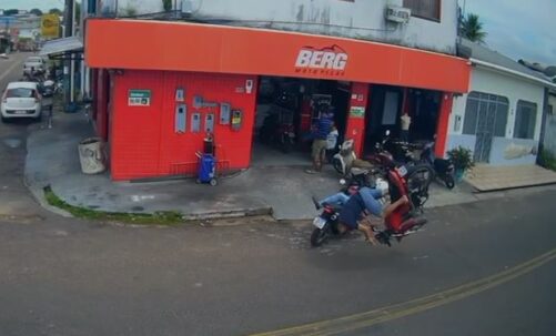 VÍDEO: Motos colidem e homem dá ‘cambaleada’ no ar, em Manacapuru VÍDEO: Motos colidem e homem dá ‘cambaleada’ no ar, em Manacapuru