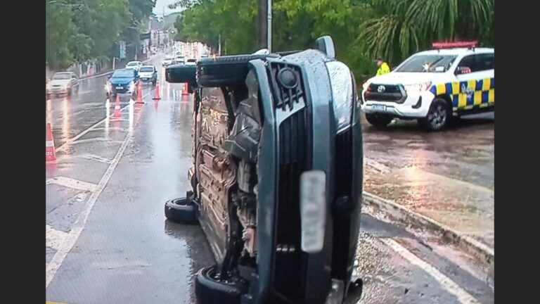 Com chuva intensa em Manaus, motorista perde o controle e carro capota