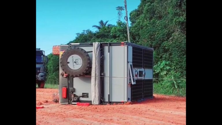 Trailer com turistas tomba na BR 319, no Amazonas