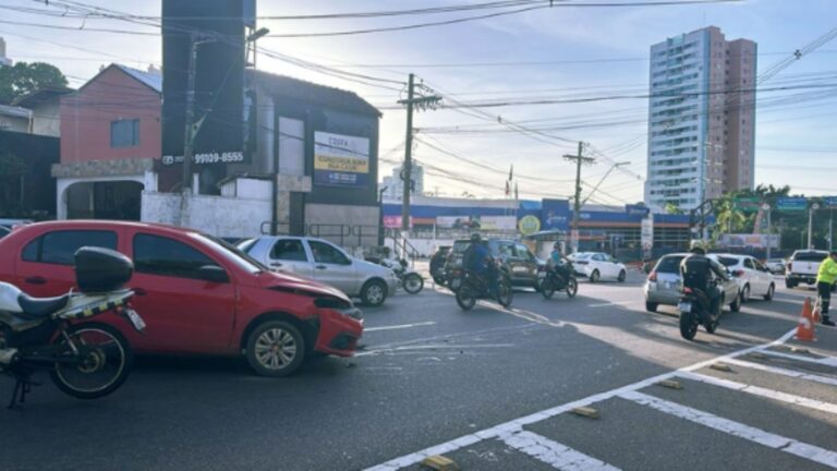 Carros colidem em avenida e mulher fica ferida em Manaus